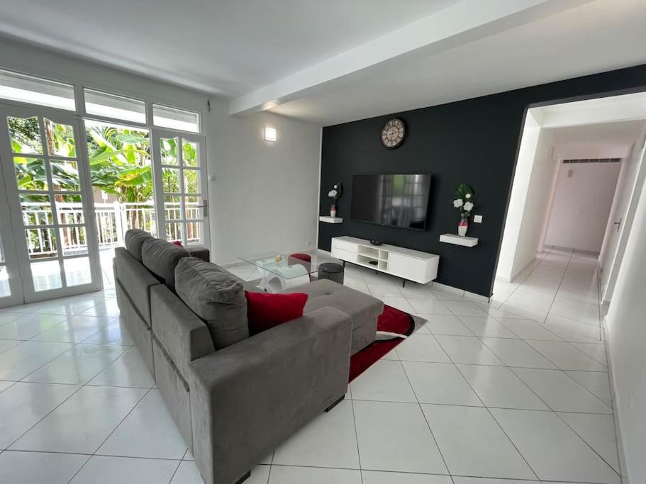 Kay Johanna Les Abymes Exterior foto